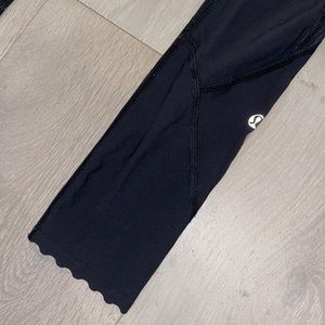 LULU LEMON Black scallop ankle legging, size 6